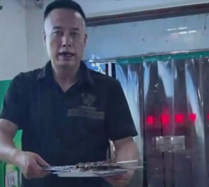 Chủ nh&agrave; h&agrave;ng thịt nướng ph&aacute;t t&agrave;i nhờ ngoại h&igrave;nh giống hệt Elon Musk- Ảnh 2.