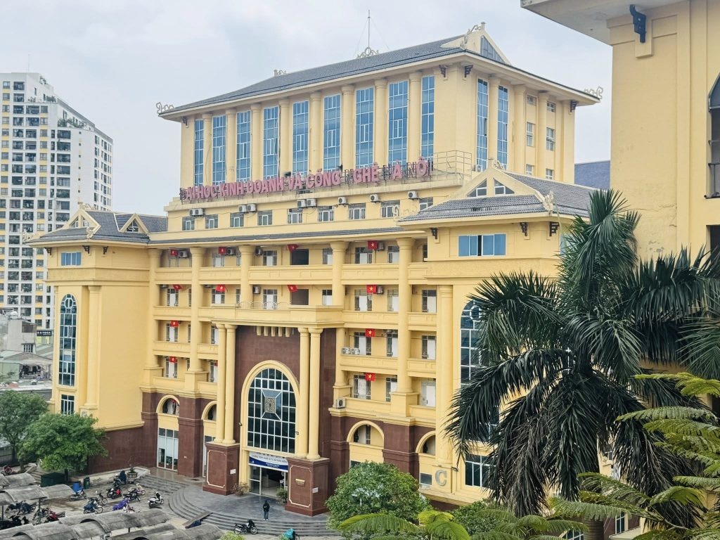 Vụ 2 sinh vi&ecirc;n Y livestream phản cảm, dọa "ti&ecirc;m thuốc độc": Trường đại học r&agrave; so&aacute;t đạo đức, chấn chỉnh to&agrave;n bộ sinh vi&ecirc;n- Ảnh 2.