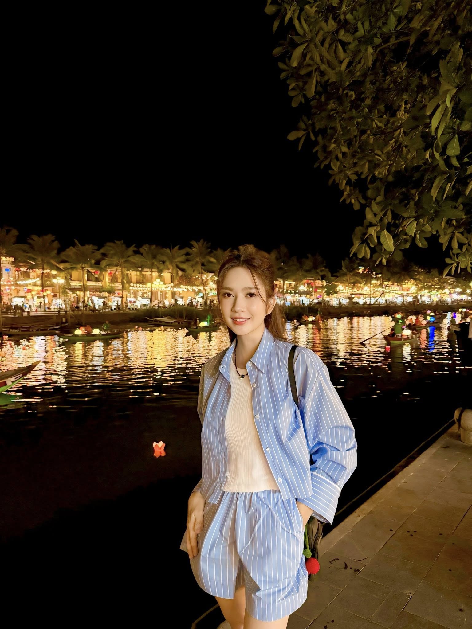 C&ocirc; vợ k&eacute;m 17 tuổi của đạo diễn trăm tỷ: Sinh 4 con vẫn đẹp như g&aacute;i đ&ocirc;i mươi, style đơn giản m&agrave; qu&aacute; cuốn h&uacute;t- Ảnh 6.