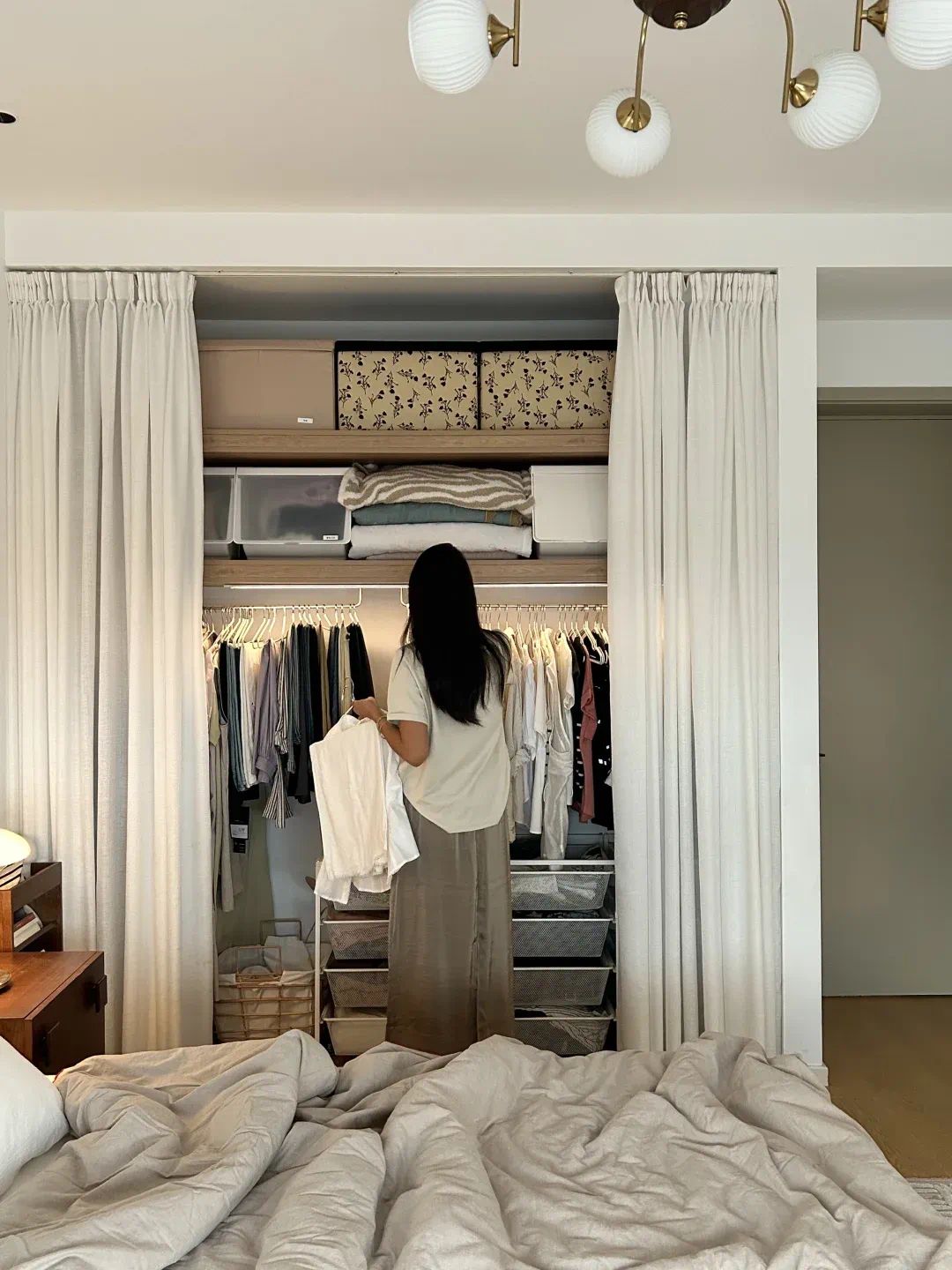 T&ocirc;i mất 3 năm dọn dẹp tủ quần &aacute;o, nh&igrave;n từng t&uacute;i đồ bị bỏ đi mới hiểu v&igrave; sao c&agrave;ng mua nhiều c&agrave;ng thấy kh&ocirc;ng c&oacute; g&igrave; để mặc - Ảnh 1.