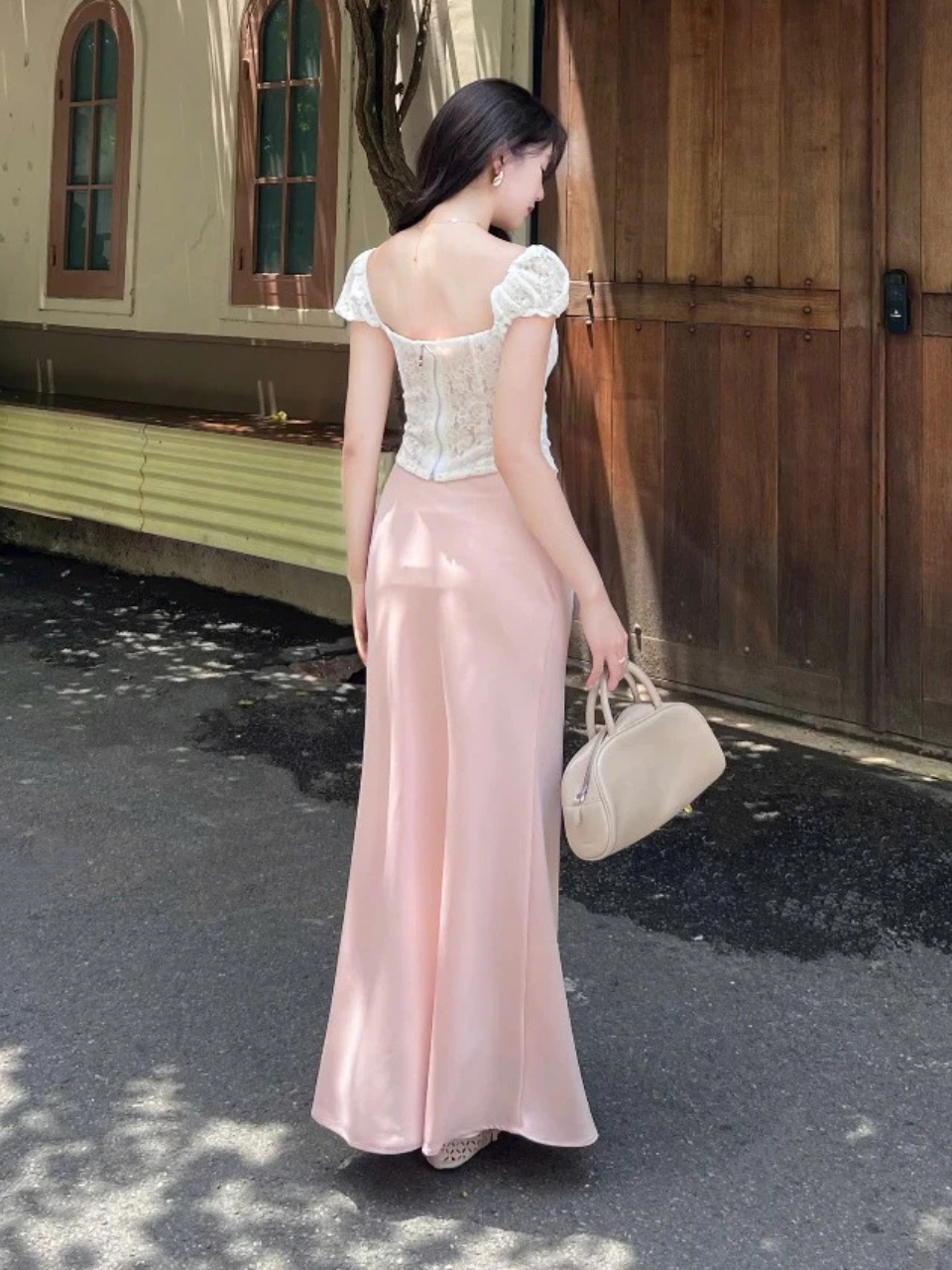 8 c&aacute;ch phối &aacute;o nữ t&iacute;nh kiểu "Old money" với ch&acirc;n v&aacute;y d&agrave;i, dịu d&agrave;ng m&agrave; vẫn cuốn h&uacute;t- Ảnh 8.