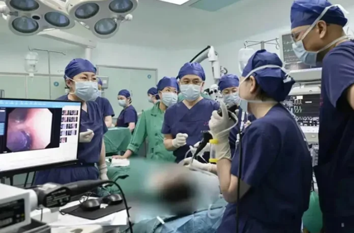 B&eacute; g&aacute;i 6 tuổi ho suốt 2 th&aacute;ng, b&aacute;c sĩ lấy thứ "đ&aacute;ng sợ" lấp đầy hai l&aacute; phổi - Ảnh 2.