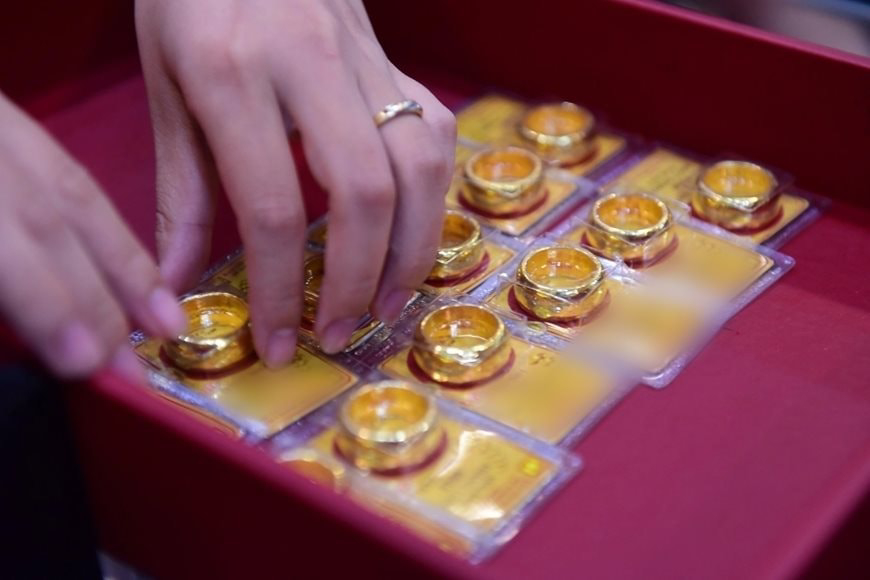 Mang 3 chỉ v&agrave;ng PNJ đi b&aacute;n lấy tiền gấp, người phụ nữ ngỡ ng&agrave;ng v&igrave; phải nhận tiền trong 4 th&aacute;ng hoặc b&aacute;n thấp hơn 4 triệu đồng - Ảnh 1.