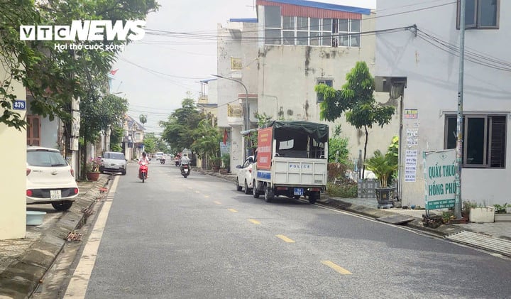 Triệu tập t&agrave;i xế &ocirc; t&ocirc; lấn l&agrave;n t&ocirc;ng xe m&aacute;y chở 2 trẻ nhỏ rồi bỏ chạy ở Hải Ph&ograve;ng- Ảnh 2.