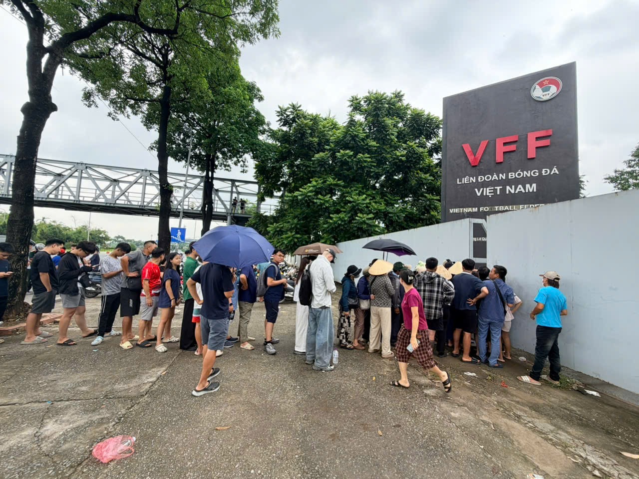 CĐV xếp h&agrave;ng mua v&eacute; xem tuyển Việt Nam đấu Singapore tại ASEAN Cup- Ảnh 3.