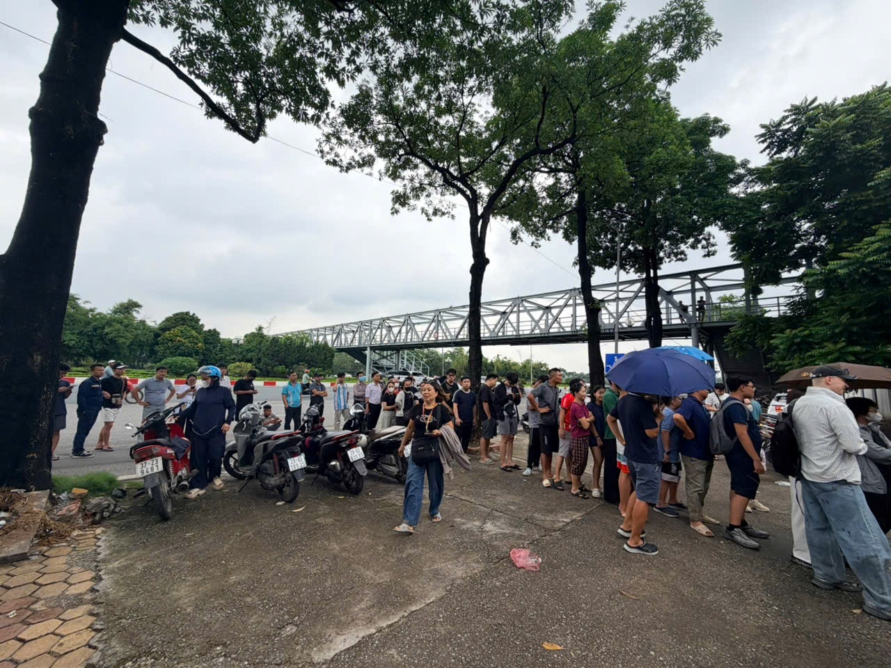 CĐV xếp h&agrave;ng mua v&eacute; xem tuyển Việt Nam đấu Singapore tại ASEAN Cup- Ảnh 1.