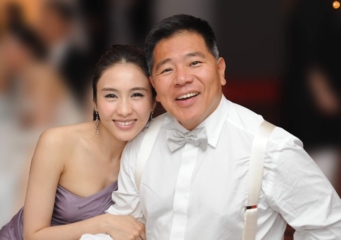 Kh&ocirc;ng d&aacute;m tin đ&acirc;y l&agrave; nhan sắc hiện tại của mỹ nh&acirc;n cưới tỷ ph&uacute; khuyết tật, rũ bỏ qu&aacute; khứ l&agrave;m "b&eacute; ba"- Ảnh 10.