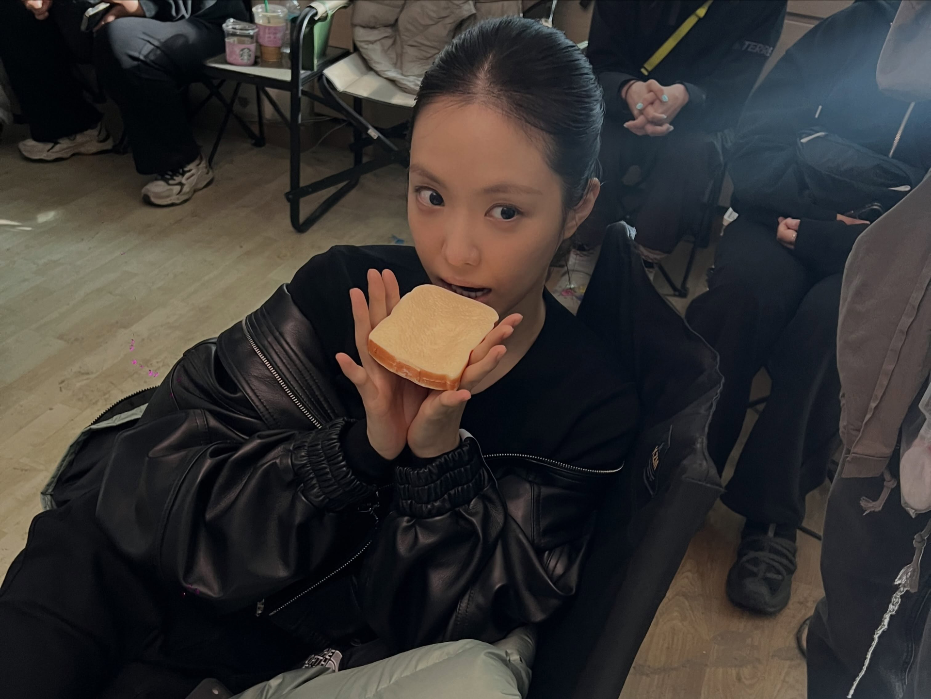 Nữ "đặc vụ" hot nhất H&agrave;n Quốc l&agrave; chị em thất lạc của Jennie, kh&ocirc;ng cần makeup vẫn được khen hết lời- Ảnh 6.