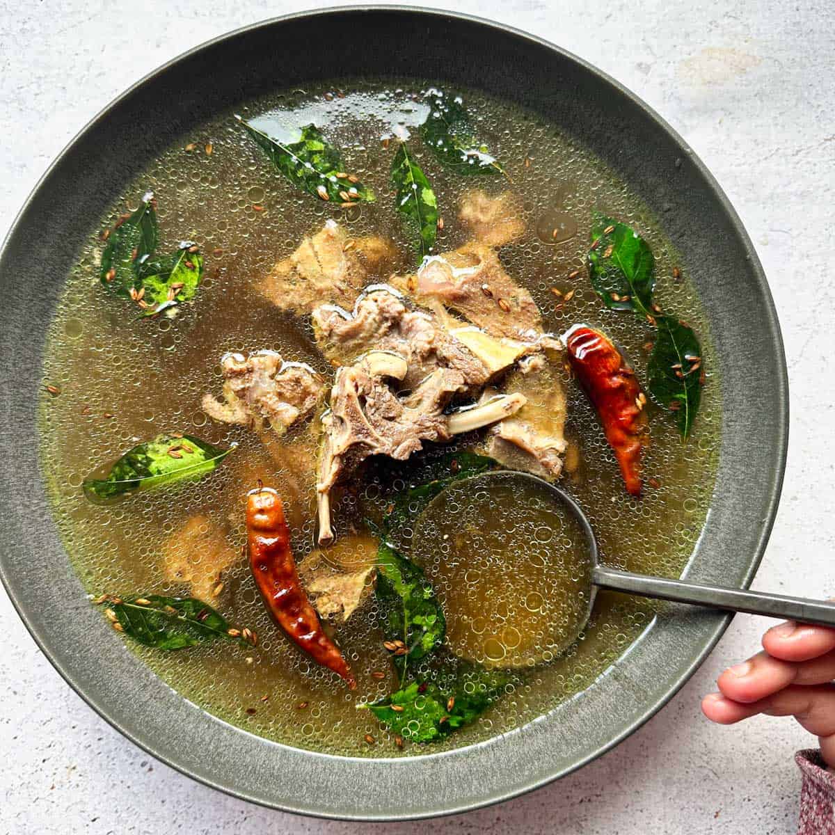 3 th&oacute;i quen khi ninh xương cần bỏ ngay- Ảnh 1.