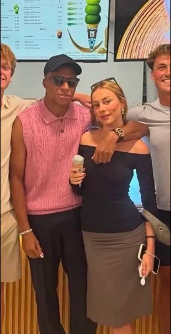 Bạn g&aacute;i mặc l&uacute;c n&agrave;o cũng slay, c&ograve;n Mbapp&eacute; th&igrave; m&ecirc; &aacute;o nhiều m&agrave;u- Ảnh 5.