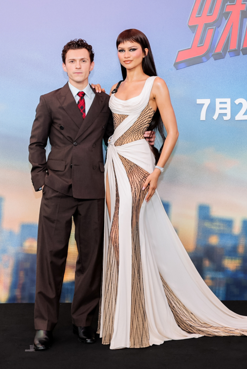 Hơn 1,3 triệu người thả tim cho m&agrave;n s&aacute;nh đ&ocirc;i của Tom Holland - Zendaya: Chiếc ghim c&agrave;i hơn 4 tỷ đồng khiến "Người Nhện" th&agrave;nh vai phụ- Ảnh 12.