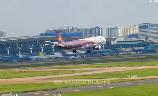 Chiếc m&aacute;y bay lạ thực hiện chuyến bay của Vietnam Airlines đến s&acirc;n bay T&acirc;n Sơn Nhất- Ảnh 2.