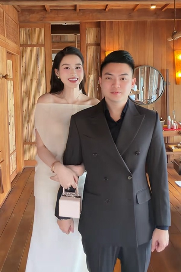 Hồi nhỏ ở qu&ecirc; ch&acirc;n lấm tay b&ugrave;n, c&ocirc; g&aacute;i đổi đời nhờ đẹp v&agrave; kh&eacute;o: Giờ l&agrave;m vợ Tổng gi&aacute;m đốc, h&agrave;ng hiệu k&iacute;n người- Ảnh 7.