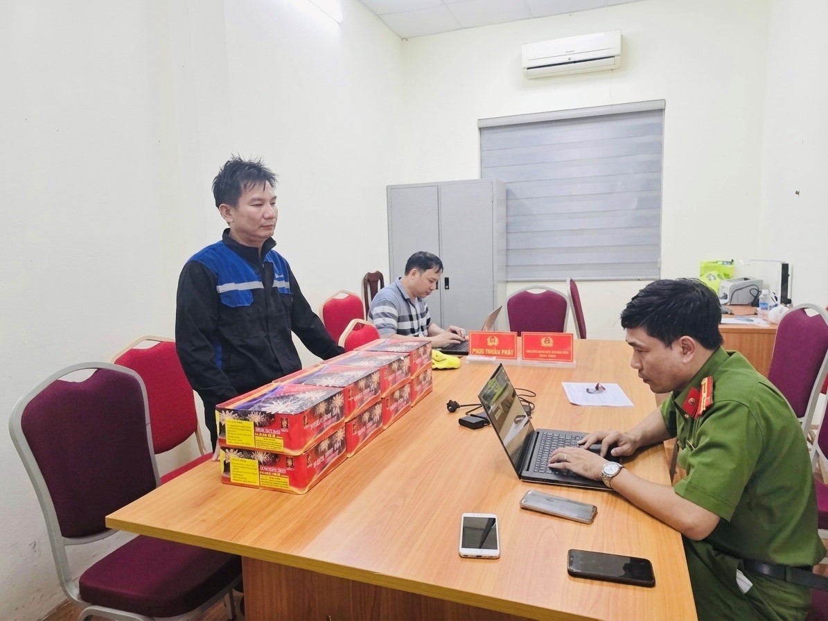 Ph&aacute;t hiện điểm bất thường, lực lượng c&ocirc;ng an bắt giữ một người sinh năm 1973- Ảnh 1.