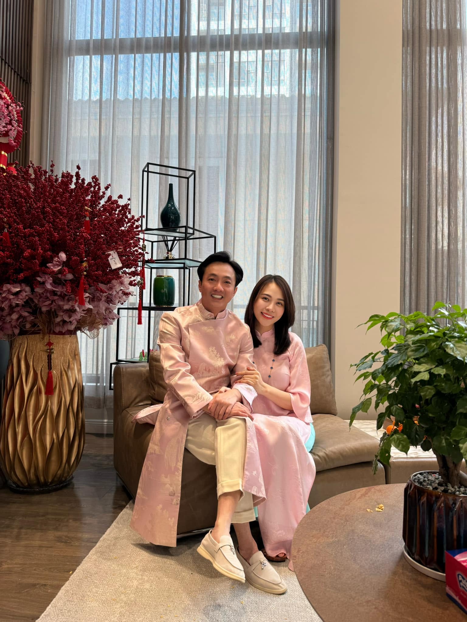 Người phụ nữ d&acirc;n tộc T&agrave;y khiến Cường Đ&ocirc; La si m&ecirc; gần 10 năm: Mỹ nh&acirc;n gợi cảm cao 1m76, style kh&ocirc;ng ph&ocirc; m&agrave; vẫn nổi- Ảnh 2.