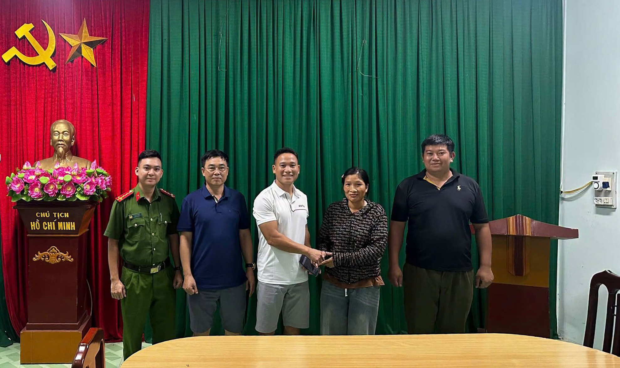 5 lần chuyển khoản hơn 2 tỷ đồng, người đ&agrave;n &ocirc;ng lập tức tr&igrave;nh b&aacute;o c&ocirc;ng an- Ảnh 1.