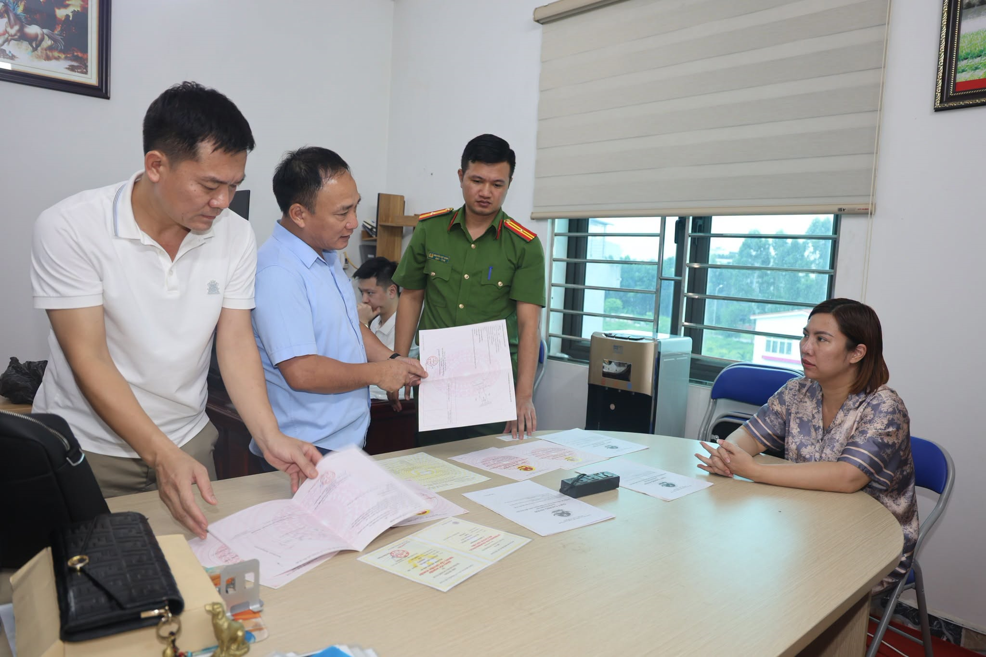 Kh&aacute;m x&eacute;t khẩn cấp, khởi tố L&ecirc; Thị Kim Nhung li&ecirc;n quan 600 tỷ đồng, thu giữ 1.874 hợp đồng - Ảnh 3.