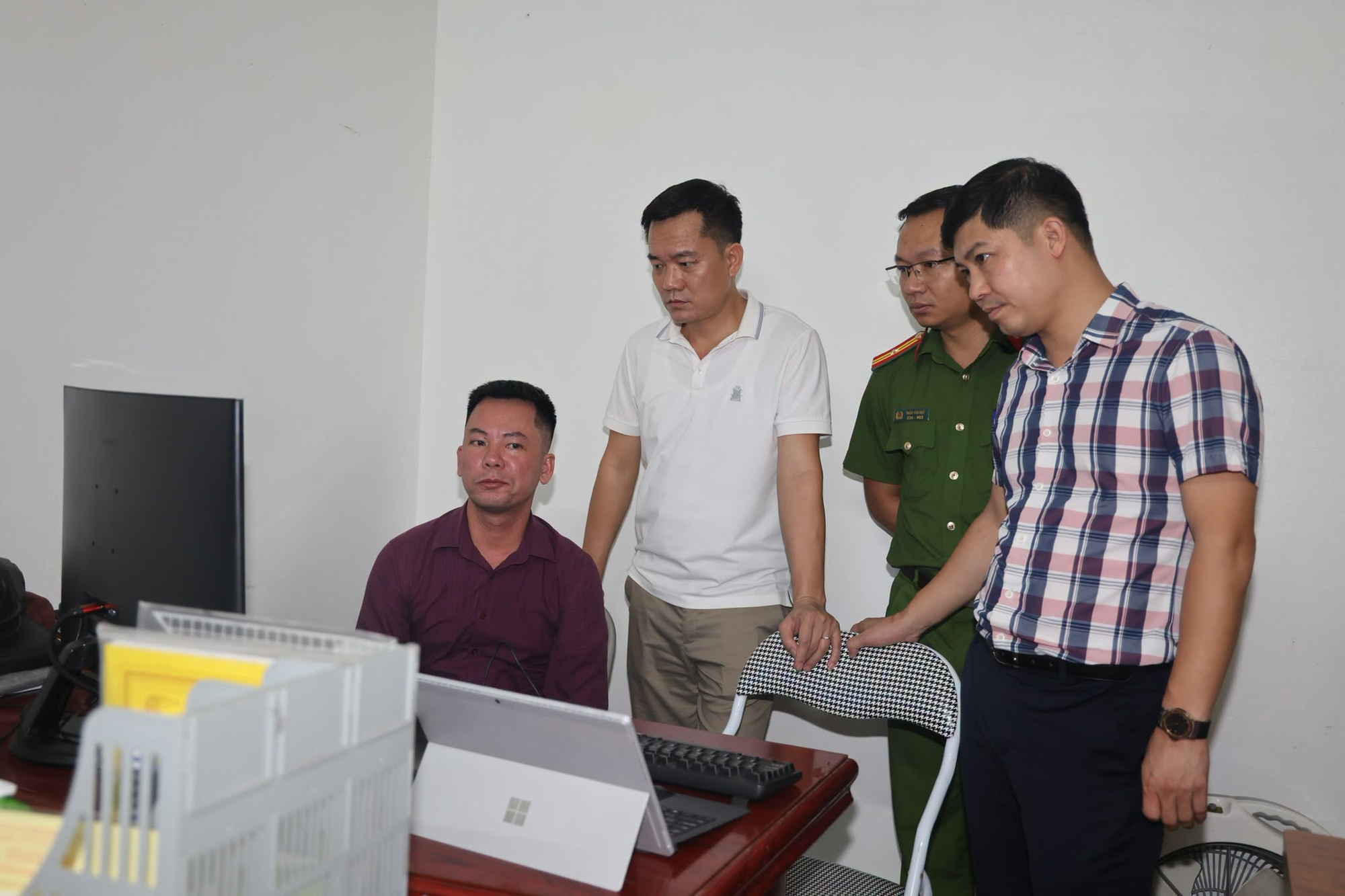 Kh&aacute;m x&eacute;t khẩn cấp, khởi tố L&ecirc; Thị Kim Nhung li&ecirc;n quan 600 tỷ đồng, thu giữ 1.874 hợp đồng - Ảnh 2.