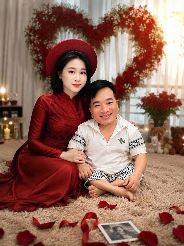 C&acirc;u chuyện ph&iacute;a sau clip c&ocirc; g&aacute;i 18 tuổi bế chồng đi đăng k&yacute; kết h&ocirc;n đang "g&acirc;y b&atilde;o" mạng x&atilde; hội- Ảnh 1.