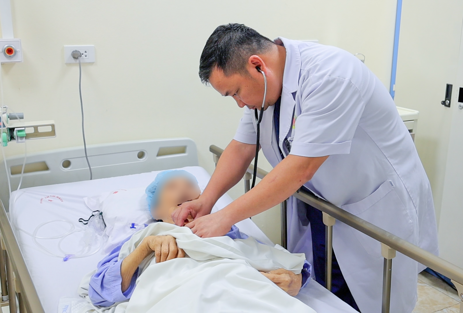 Nghẹt thở gi&agrave;nh lại sự sống cho b&agrave; N.T.H., 84 tuổi - Ảnh 1.