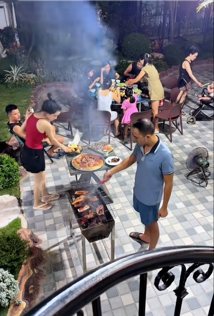 4 thế hệ, hơn 20 người sống chung tr&ecirc;n mảnh đất 3.000m2 ở H&agrave; Nội: Người phụ nữ "cầm c&acirc;n nảy mực" khiến cả 4 n&agrave;ng d&acirc;u nể phục- Ảnh 4.