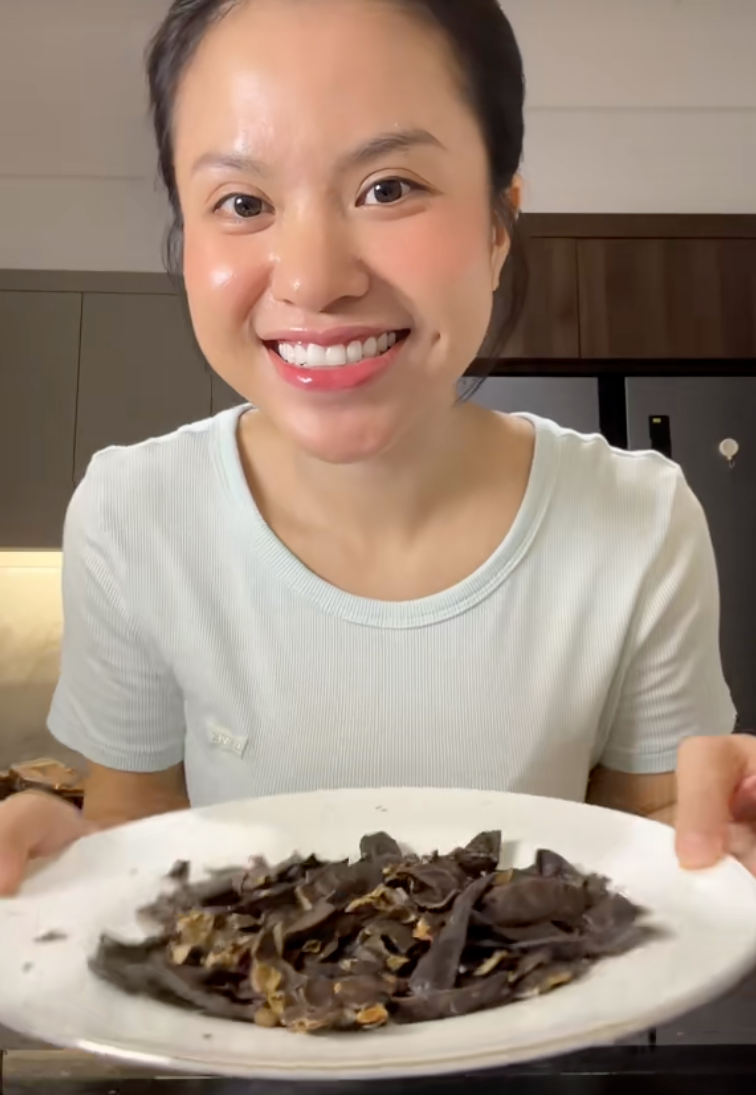 Ở Việt Nam c&oacute; một loại quả: Bỏ hạt th&igrave; trị t&oacute;c dầu, giữ lại hạt th&igrave; cải thiện g&atilde;y rụng, cứ gội đầu hay ủ t&oacute;c l&agrave; t&oacute;c mềm mượt bất ngờ- Ảnh 3.