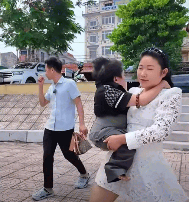 C&acirc;u chuyện ph&iacute;a sau clip c&ocirc; g&aacute;i 18 tuổi bế chồng đi đăng k&yacute; kết h&ocirc;n đang "g&acirc;y b&atilde;o" mạng x&atilde; hội- Ảnh 4.
