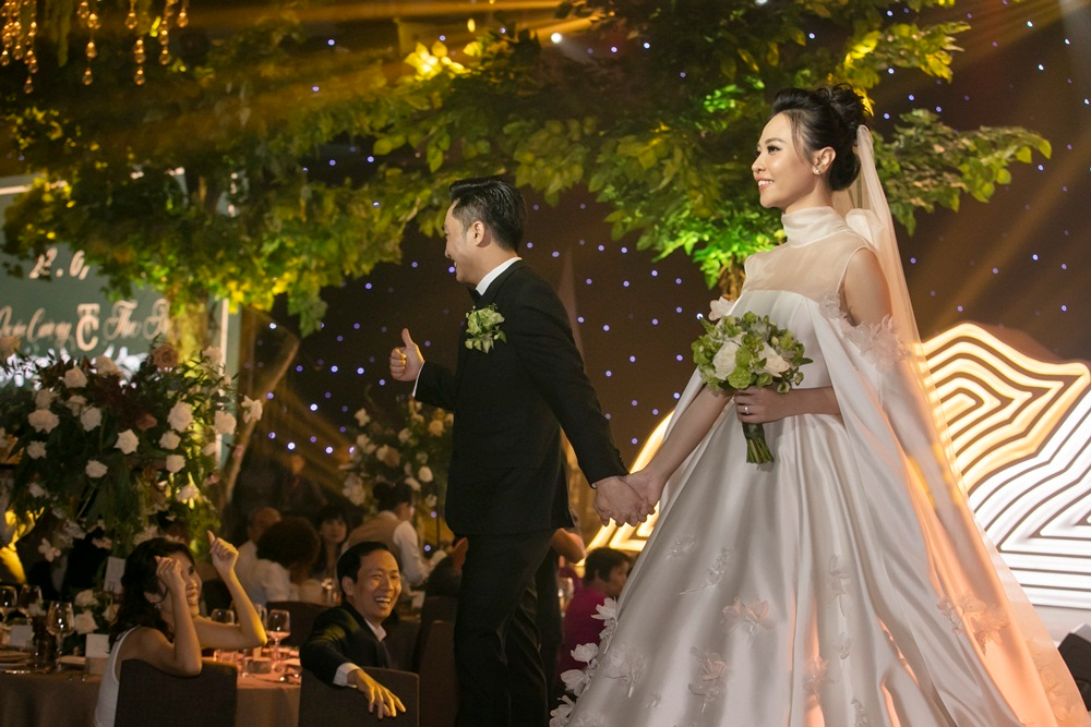 Người phụ nữ d&acirc;n tộc T&agrave;y khiến Cường Đ&ocirc; La si m&ecirc; gần 10 năm: Mỹ nh&acirc;n gợi cảm cao 1m76, style kh&ocirc;ng ph&ocirc; m&agrave; vẫn nổi- Ảnh 1.