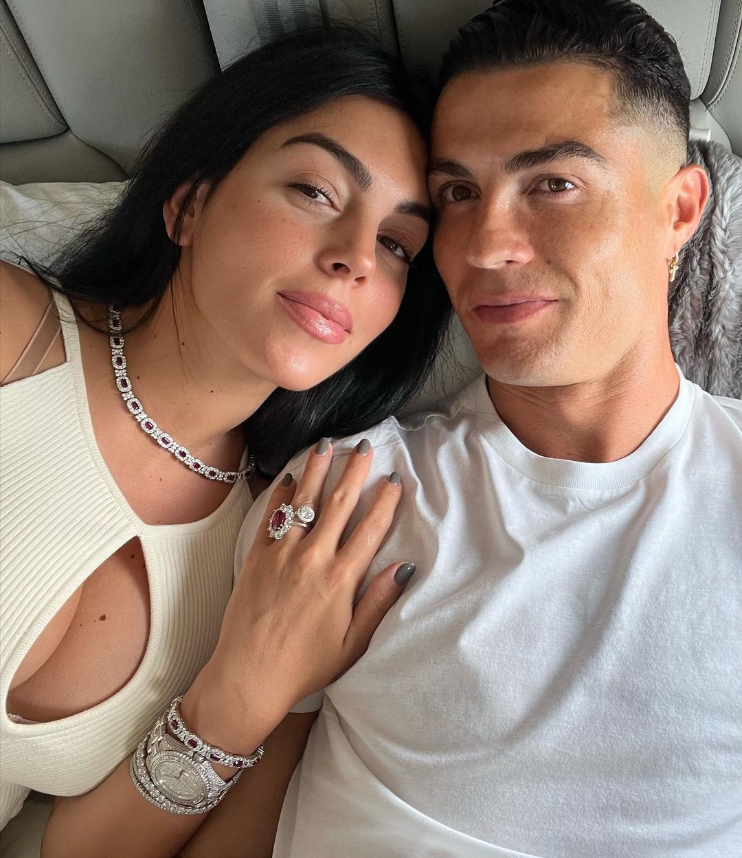 Người phụ nữ khiến Ronaldo m&ecirc; mẩn 10 năm: Mặc đẹp kh&ocirc;ng trượt ph&aacute;t n&agrave;o, body bốc lửa nen c&agrave;ng ngắm c&agrave;ng cuốn - Ảnh 1.