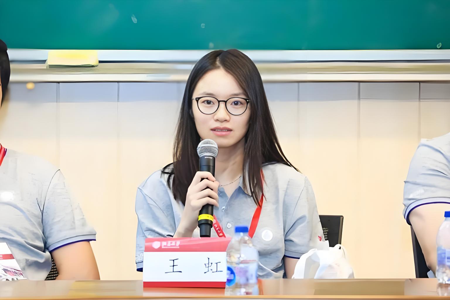 T&igrave;nh trạng h&ocirc;n nh&acirc;n của Vương Hồng, người phụ nữ duy nhất đạt giải "Nobel To&aacute;n học" 2026 - Ảnh 2.