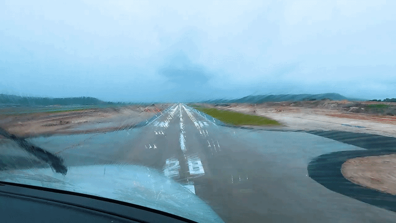 Cận cảnh m&aacute;y bay li&ecirc;n tục &aacute;p s&aacute;t đường băng: Chuy&ecirc;n gia nhận định &ldquo;Chưa từng c&oacute; tiền lệ trong lịch sử&rdquo; - Ảnh 8.