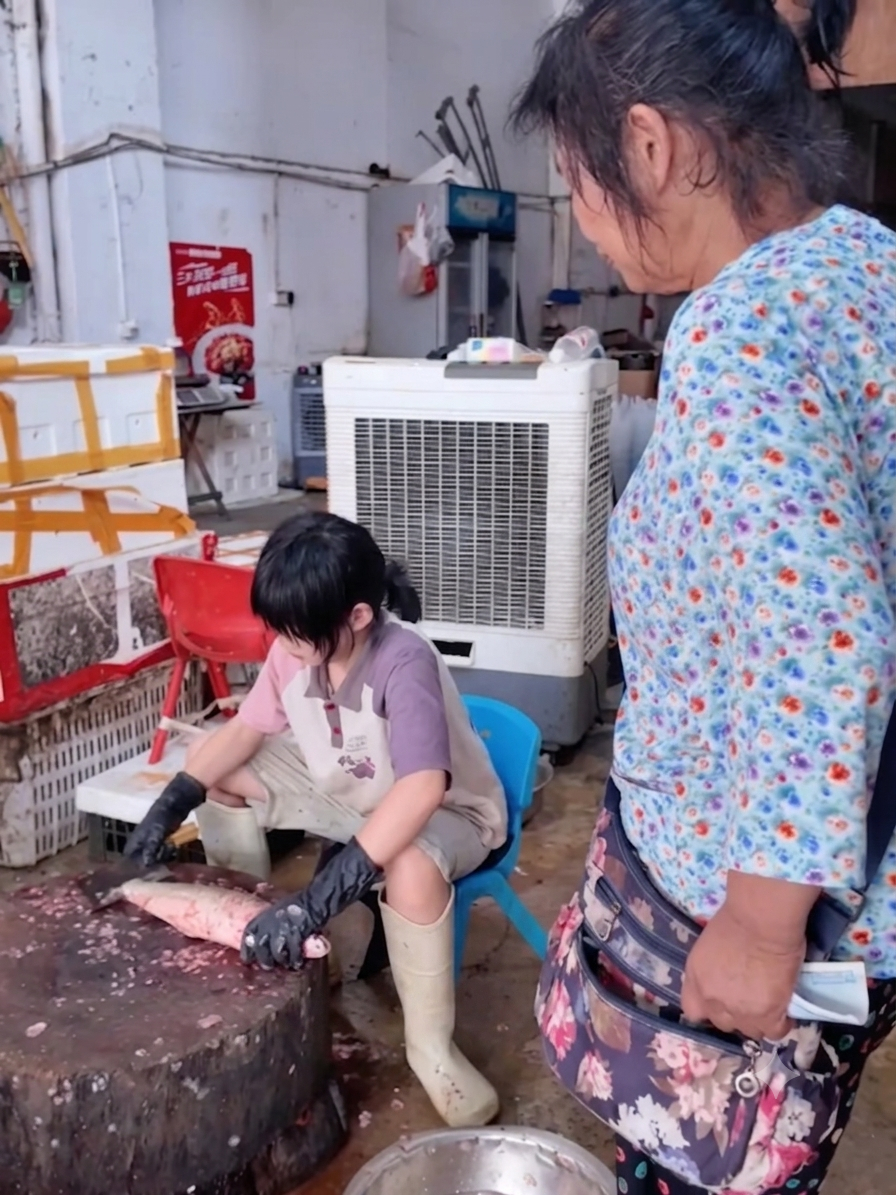 Sự thật về bức ảnh b&eacute; g&aacute;i ngồi mổ c&aacute; khiến cư d&acirc;n mạng bật kh&oacute;c: T&ocirc;i cũng muốn dạy được đứa con hiếu thảo như vậy!- Ảnh 2.