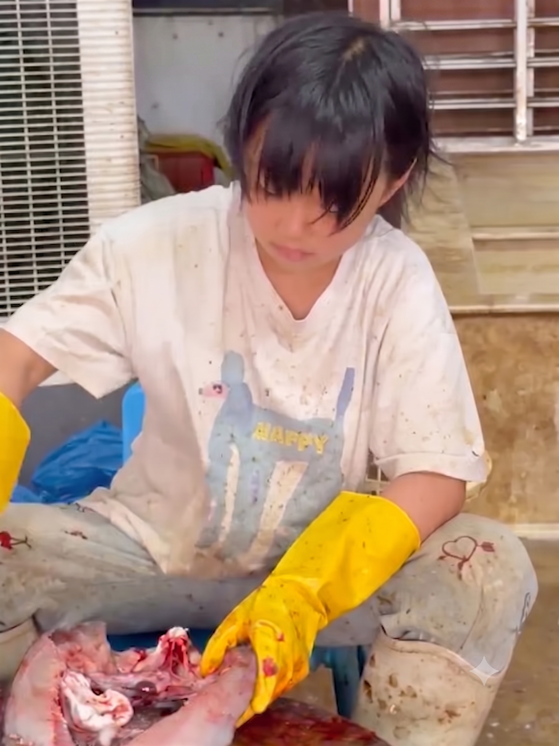 Sự thật về bức ảnh b&eacute; g&aacute;i ngồi mổ c&aacute; khiến cư d&acirc;n mạng bật kh&oacute;c: T&ocirc;i cũng muốn dạy được đứa con hiếu thảo như vậy!- Ảnh 1.