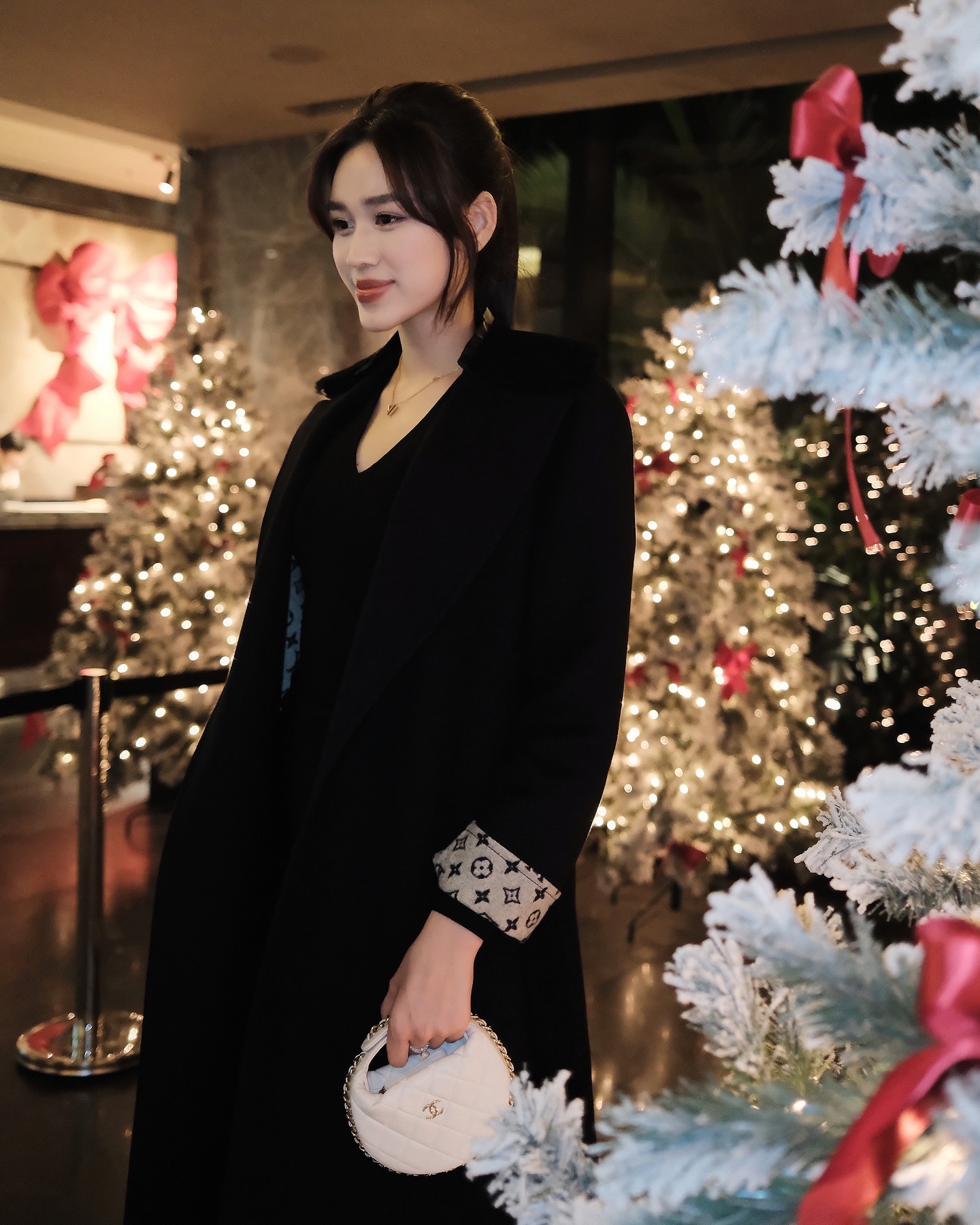 Hồi nhỏ ở qu&ecirc; ch&acirc;n lấm tay b&ugrave;n, c&ocirc; g&aacute;i đổi đời nhờ đẹp v&agrave; kh&eacute;o: Giờ l&agrave;m vợ Tổng gi&aacute;m đốc, h&agrave;ng hiệu k&iacute;n người- Ảnh 5.