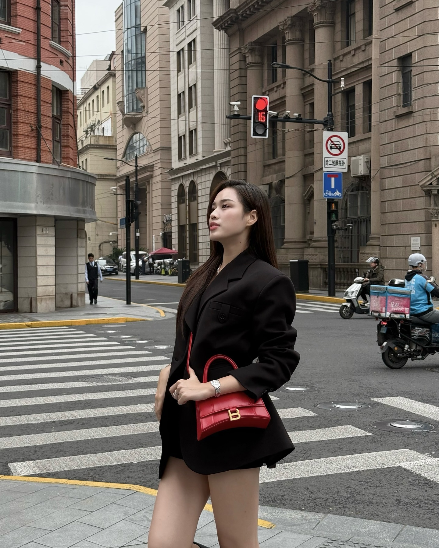 Hồi nhỏ ở qu&ecirc; ch&acirc;n lấm tay b&ugrave;n, c&ocirc; g&aacute;i đổi đời nhờ đẹp v&agrave; kh&eacute;o: Giờ l&agrave;m vợ Tổng gi&aacute;m đốc, h&agrave;ng hiệu k&iacute;n người- Ảnh 12.