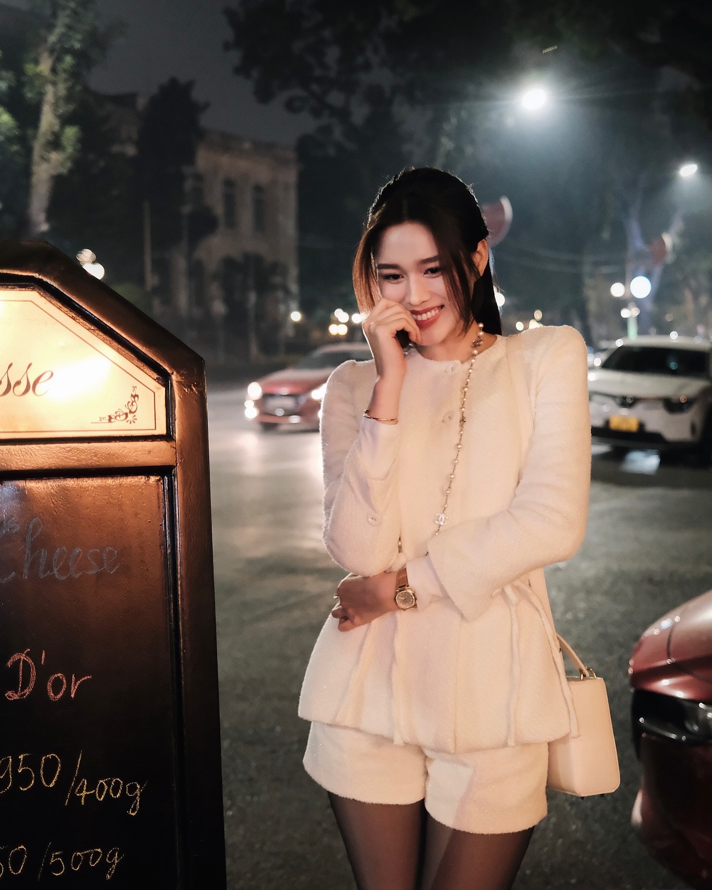 Hồi nhỏ ở qu&ecirc; ch&acirc;n lấm tay b&ugrave;n, c&ocirc; g&aacute;i đổi đời nhờ đẹp v&agrave; kh&eacute;o: Giờ l&agrave;m vợ Tổng gi&aacute;m đốc, h&agrave;ng hiệu k&iacute;n người- Ảnh 14.