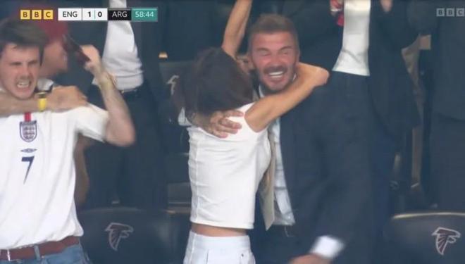 Victoria Beckham: "T&ocirc;i kh&ocirc;ng th&iacute;ch b&oacute;ng đ&aacute;, đến xem chỉ để... tia trai"- Ảnh 2.