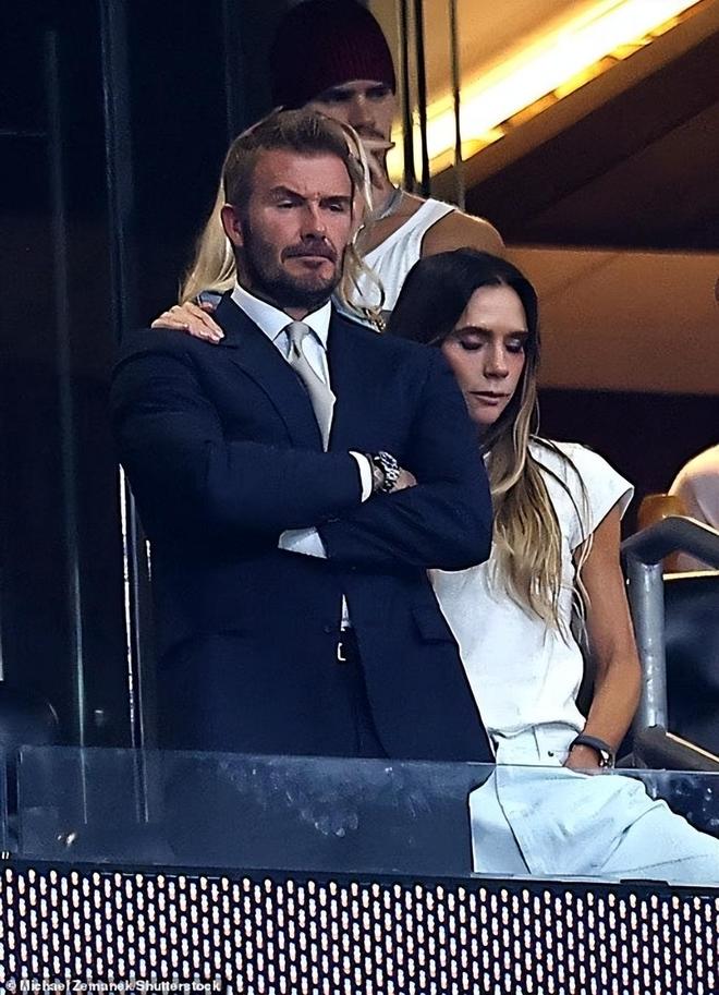 Victoria Beckham: "T&ocirc;i kh&ocirc;ng th&iacute;ch b&oacute;ng đ&aacute;, đến xem chỉ để... tia trai"- Ảnh 6.
