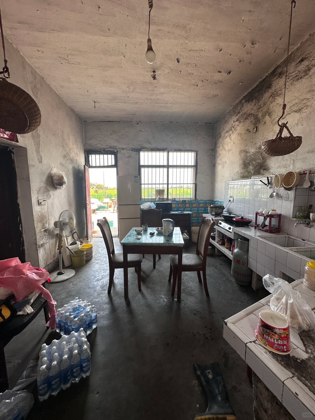 Thu&ecirc; nh&agrave; cũ 5 triệu, chi 500 triệu để sửa lại: Ch&agrave;ng trai ngủ dậy l&agrave; thấy điều "đắt gi&aacute;"- Ảnh 12.