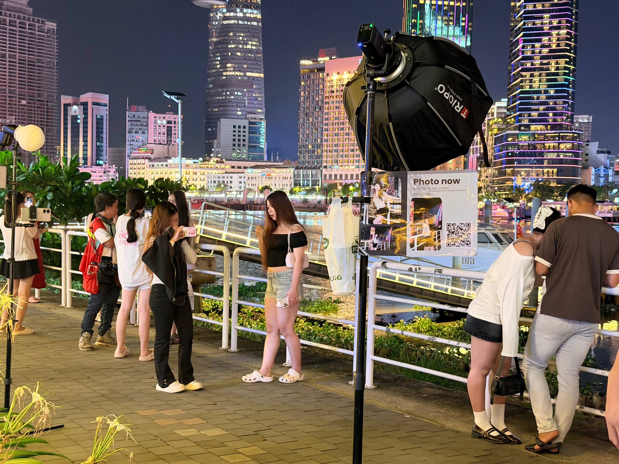 Giá chỉ 20.000 đồng mỗi tấm, dịch vụ "studio chụp ảnh" khiến ven sông Thủ Thiêm đông nghẹt mỗi tối- Ảnh 4.