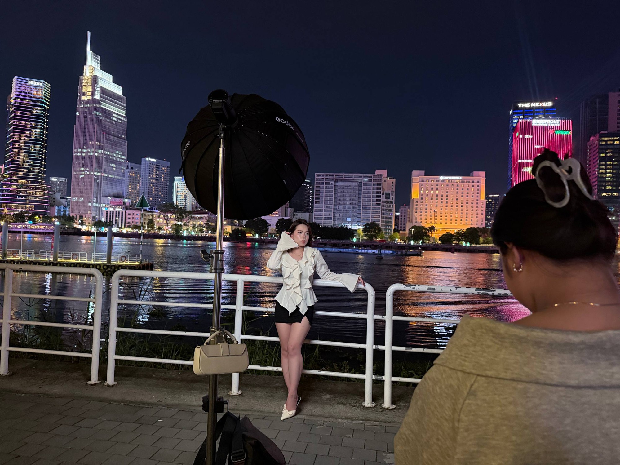 Giá chỉ 20.000 đồng mỗi tấm, dịch vụ "studio chụp ảnh" khiến ven sông Thủ Thiêm đông nghẹt mỗi tối- Ảnh 12.