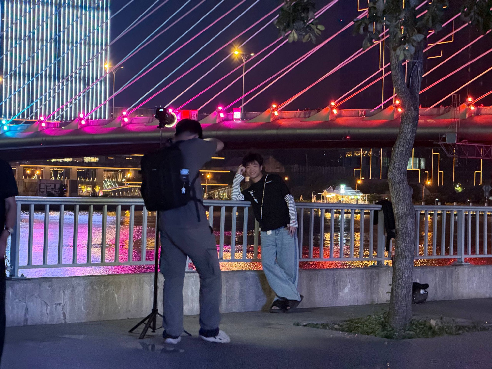 Giá chỉ 20.000 đồng mỗi tấm, dịch vụ "studio chụp ảnh" khiến ven sông Thủ Thiêm đông nghẹt mỗi tối- Ảnh 13.