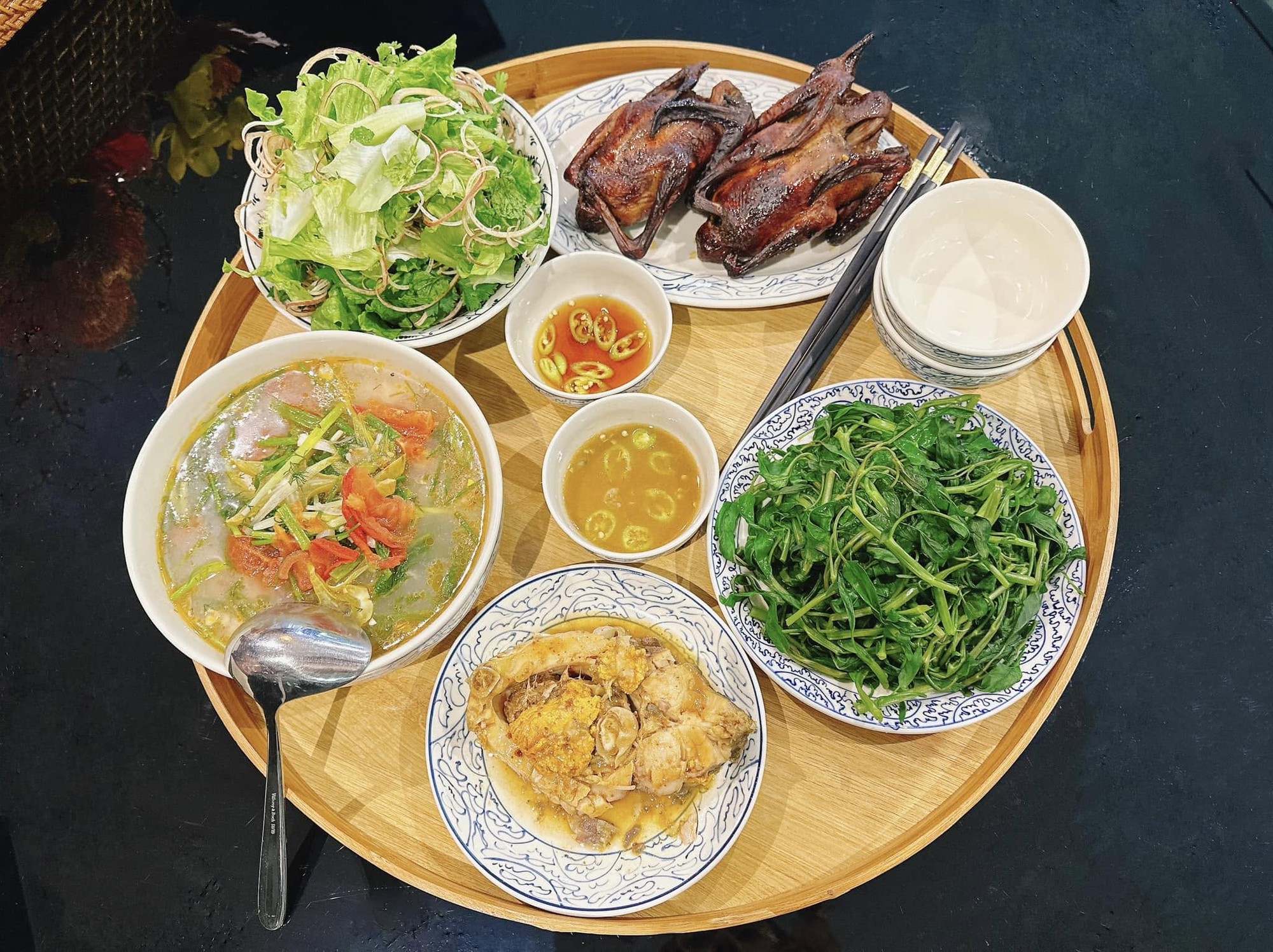 Phương Oanh một m&igrave;nh chăm cặp song sinh vẫn tự tay nấu ăn: Nh&igrave;n m&acirc;m cơm thấy độ tỉ mỉ- Ảnh 14.