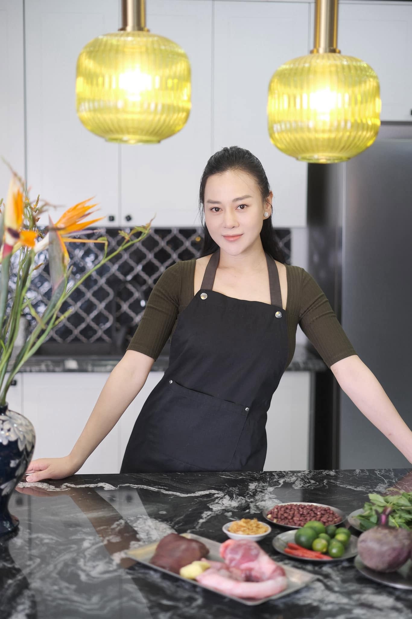 Phương Oanh một m&igrave;nh chăm cặp song sinh vẫn tự tay nấu ăn: Nh&igrave;n m&acirc;m cơm thấy độ tỉ mỉ- Ảnh 1.