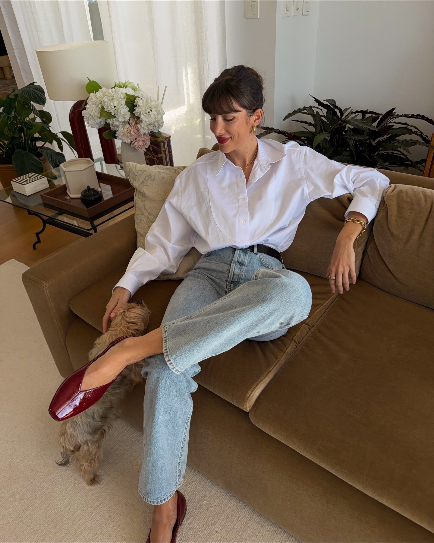 Phụ nữ Ph&aacute;p diện quần jeans với 4 kiểu &aacute;o m&ugrave;a h&egrave; để c&oacute; set đồ đẹp ho&agrave;n hảo- Ảnh 1.