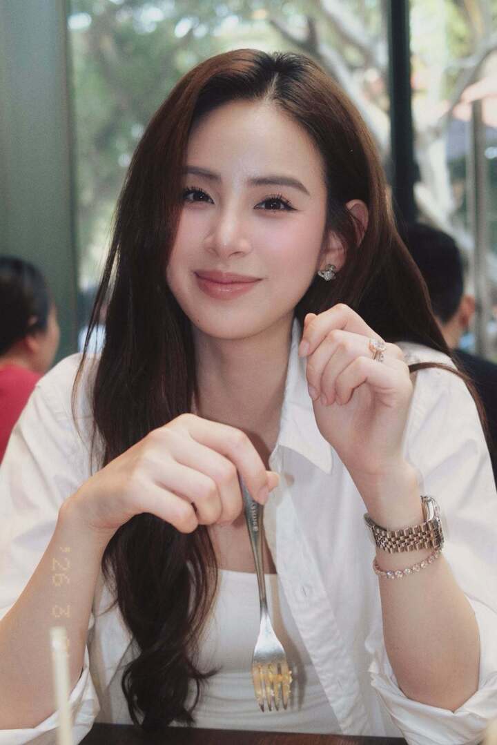 Cuộc sống của "Kim Tae Hee Việt Nam": Vừa l&agrave;m d&acirc;u h&agrave;o m&ocirc;n, vừa tốt nghiệp đại học- Ảnh 2.