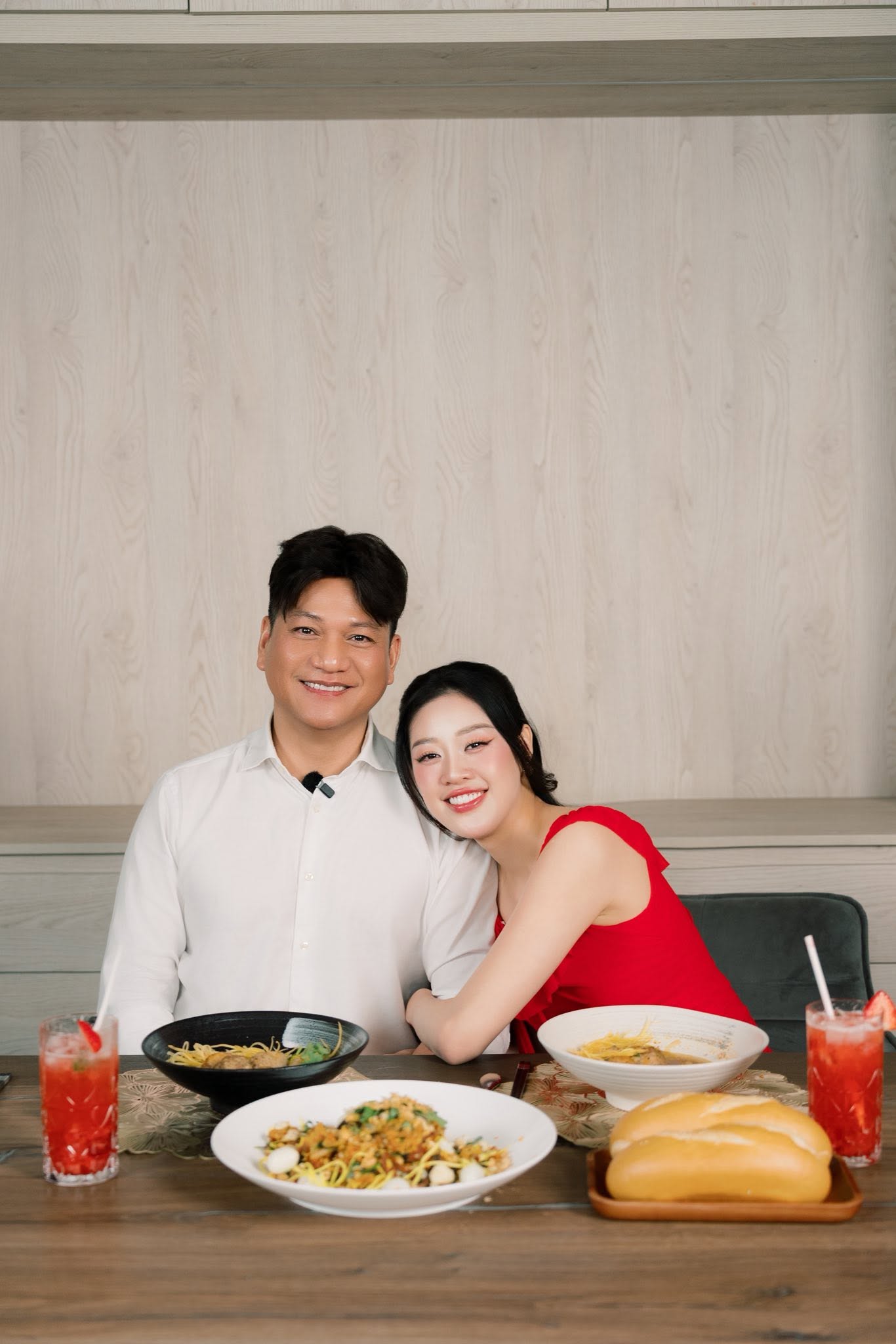 Hoa hậu Việt kết h&ocirc;n với quản l&yacute; hơn 17 tuổi, từng một đời vợ v&agrave; c&oacute; con ri&ecirc;ng- Ảnh 2.