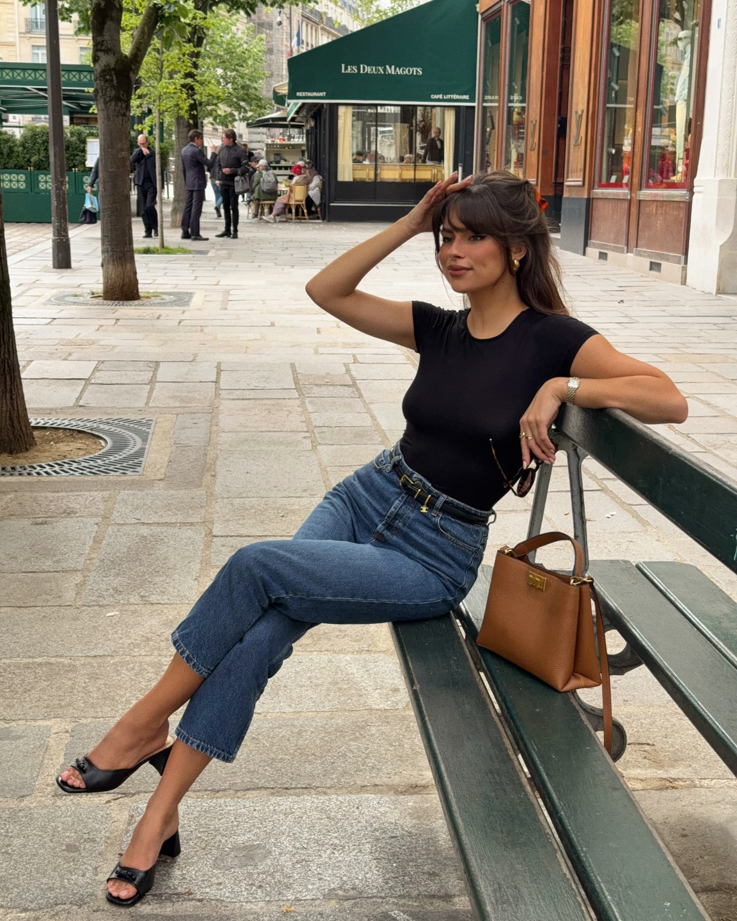 Phụ nữ Ph&aacute;p diện quần jeans với 4 kiểu &aacute;o m&ugrave;a h&egrave; để c&oacute; set đồ đẹp ho&agrave;n hảo- Ảnh 5.