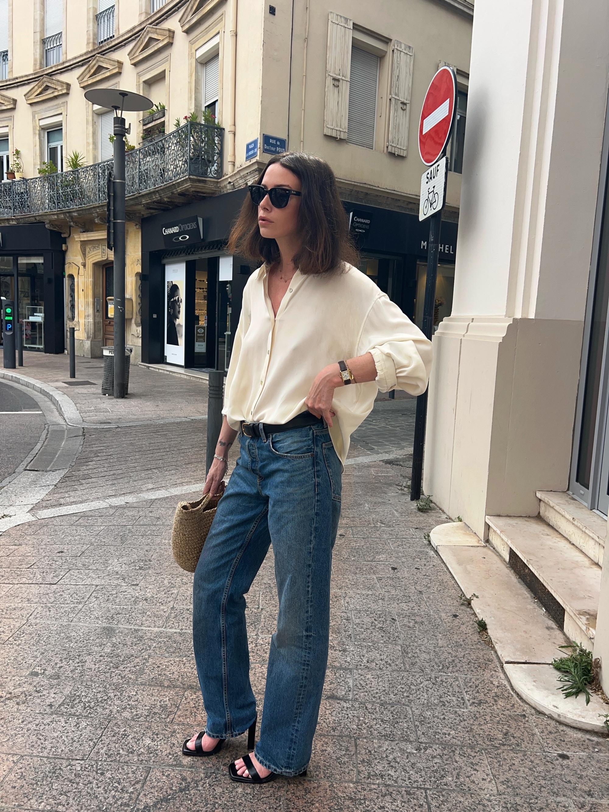 Phụ nữ Ph&aacute;p diện quần jeans với 4 kiểu &aacute;o m&ugrave;a h&egrave; để c&oacute; set đồ đẹp ho&agrave;n hảo- Ảnh 2.