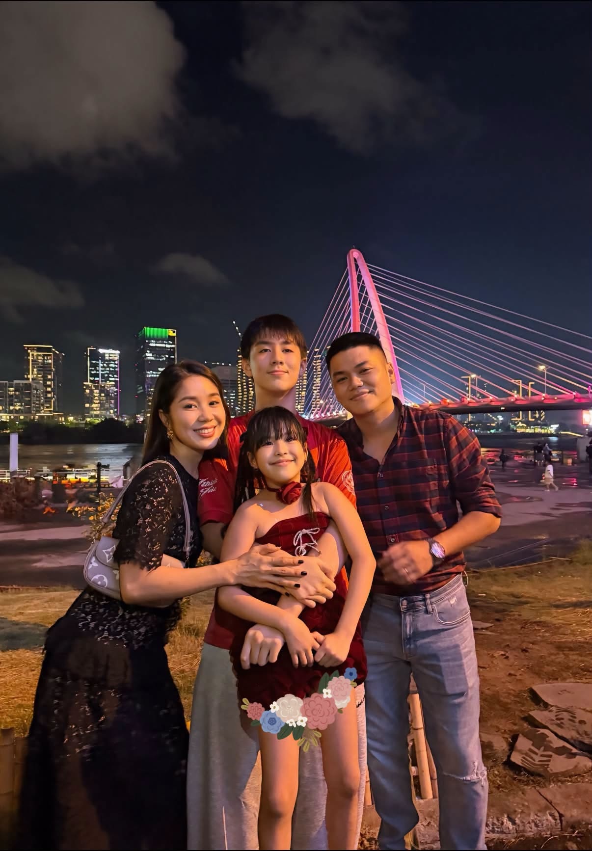 Nam ca sĩ cưới mẹ đơn th&acirc;n hơn 7 tuổi, c&oacute; 1 con ri&ecirc;ng: D&agrave;nh cả thanh xu&acirc;n v&agrave; nhan sắc cho gia đ&igrave;nh- Ảnh 2.
